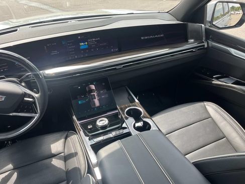 Certified 2025 Cadillac Escalade Premium Luxury w/ Touring Package AWD/4WD image 15
