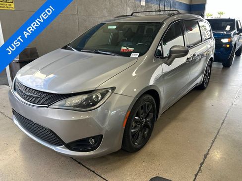 Used 2020 Chrysler Pacifica Touring-L Plus w/ S Appearance Package FWD image 1