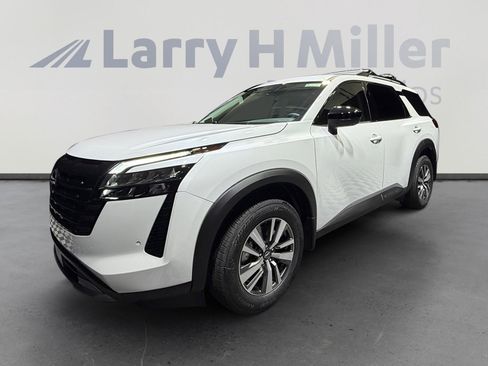 New 2026 Nissan Pathfinder SL image 1