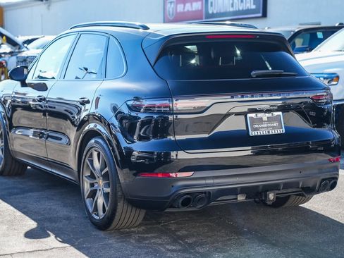 Used 2023 Porsche Cayenne Platinum Edition image 6