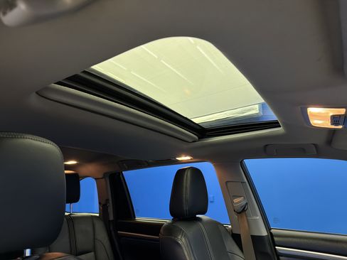 Used 2017 Toyota Highlander SE image 27