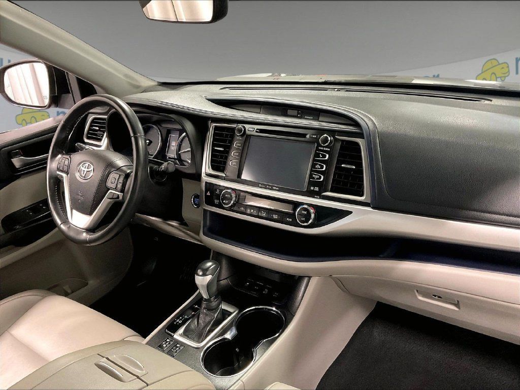 Used 2019 Toyota Highlander XLE AWD/4WD image 14