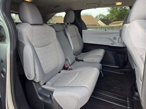 Used 2025 Toyota Sienna LE image 26