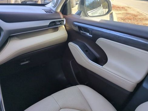 Used 2020 Toyota Highlander Limited image 17