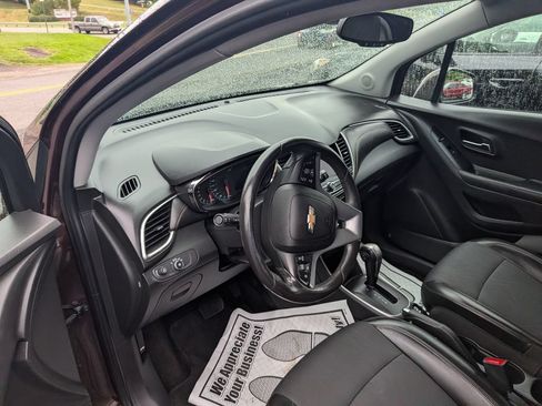 Used 2021 Chevrolet Trax LT w/ Driver Confidence Package FWD image 10
