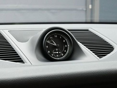 Certified 2023 Porsche Macan AWD/4WD image 12