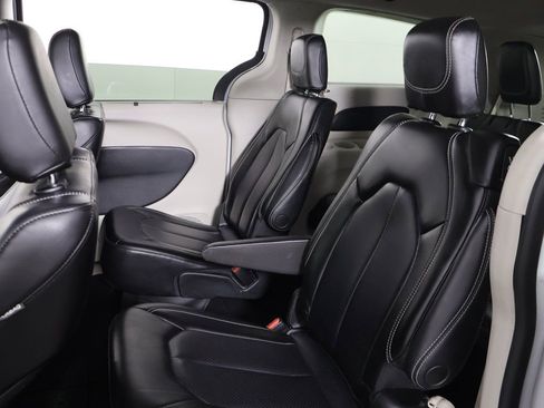 Used 2023 Chrysler Pacifica Touring-L image 30