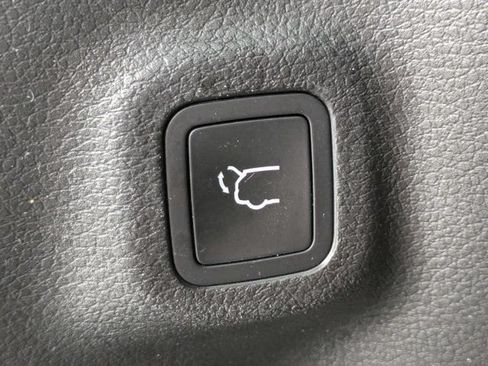 Used 2023 Jeep Compass Latitude w/ Sun and Sound Group AWD/4WD image 13