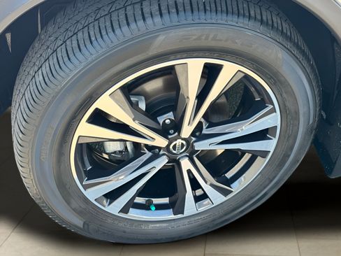 Used 2019 Nissan Rogue SV w/ Premium Package FWD image 5