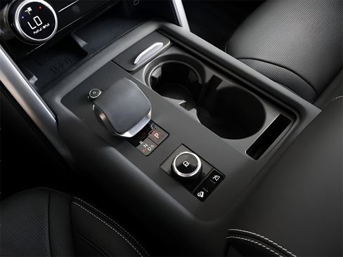 Used 2025 Land Rover Discovery Metropolitan Edition image 58