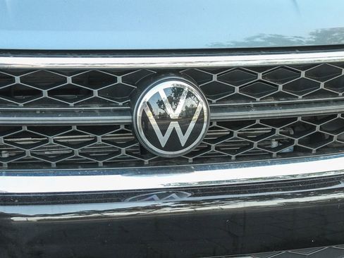 Certified 2024 Volkswagen Taos SE FWD image 5