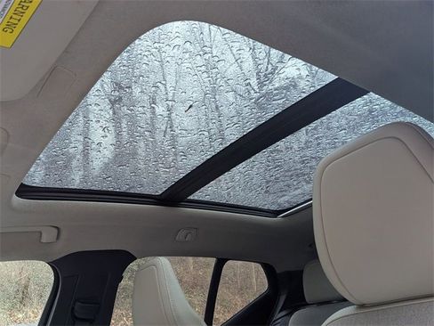 Used 2020 Volvo XC40 T4 Momentum image 10