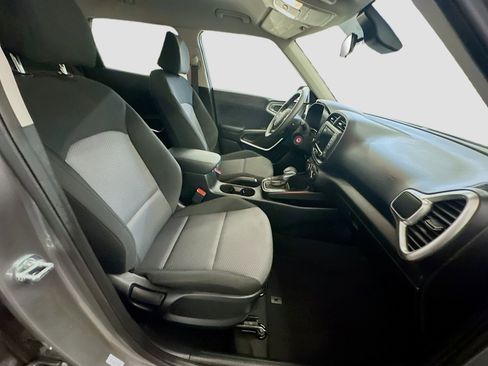 Used 2025 Kia Soul LX w/ LX Technology Package FWD image 31