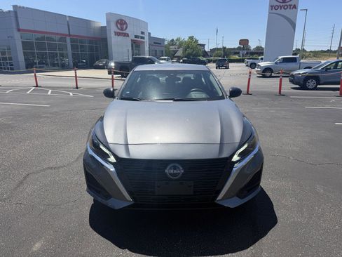 Used 2025 Nissan Altima 2.5 SV FWD image 2
