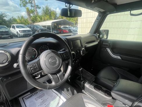 Used 2017 Jeep Wrangler Rubicon w/ Power Convenience Group AWD/4WD image 11