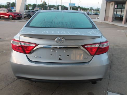 Used 2017 Toyota Camry SE w/ Moonroof Package FWD image 6