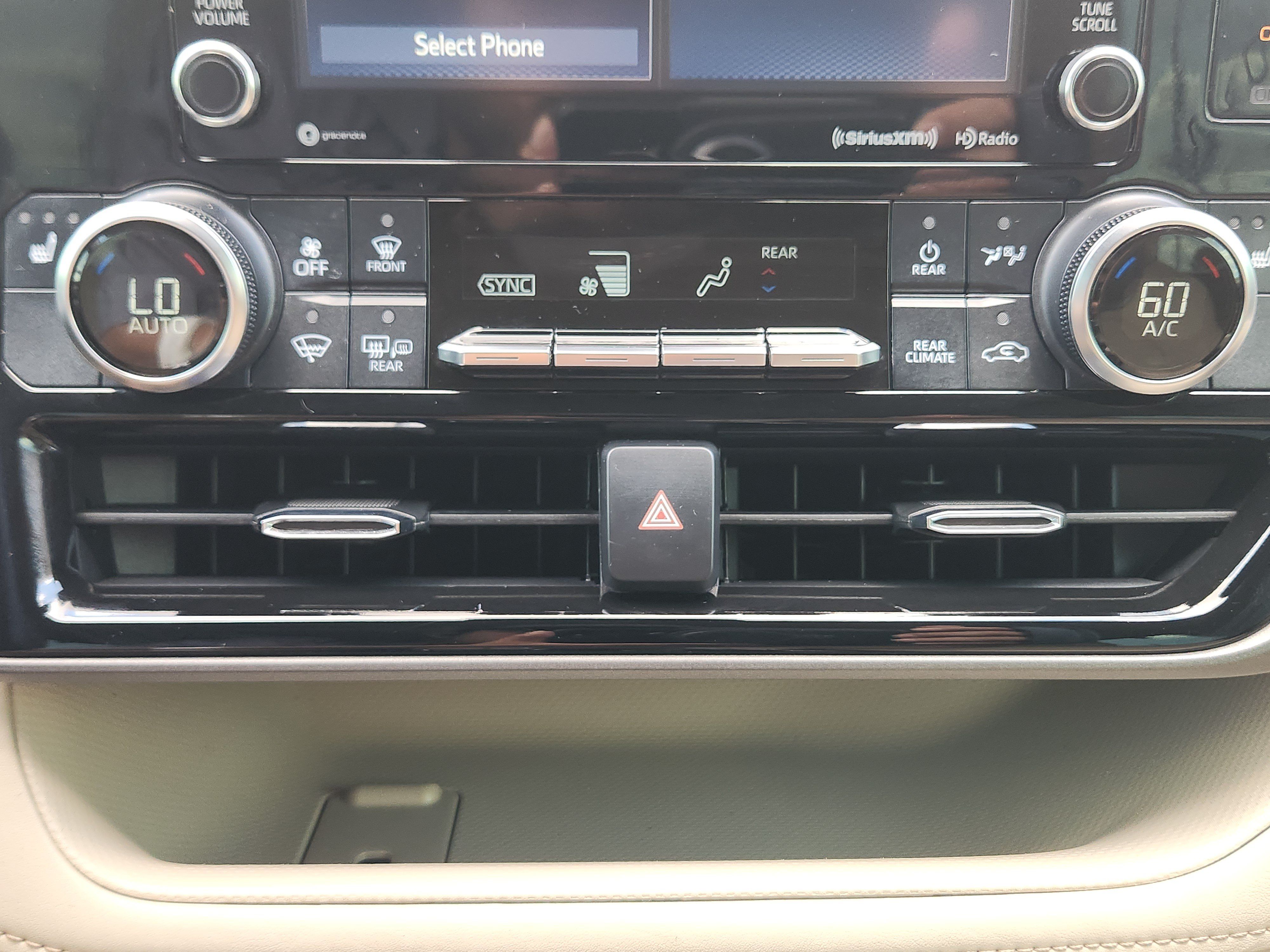 Used 2022 Toyota Highlander XLE FWD image 14