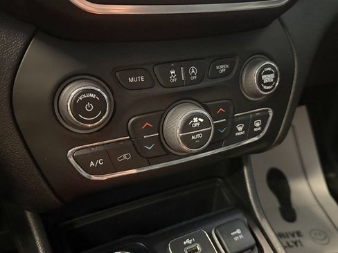 Used 2023 Jeep Cherokee Altitude Lux image 16