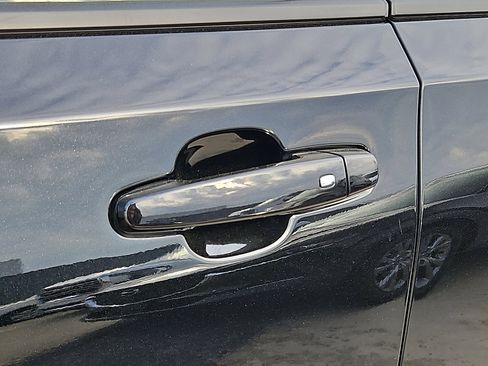 Used 2023 GMC Terrain SLE w/ Driver Convenience Package image 6