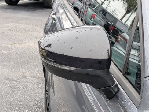 Used 2022 Volkswagen Tiguan SE R-Line image 12