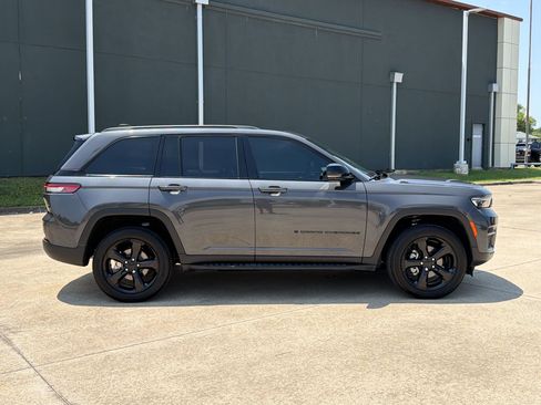 Used 2025 Jeep Grand Cherokee Altitude w/ Trailer Tow Package AWD/4WD image 8