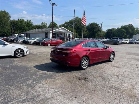 Used 2017 Ford Fusion SE w/ Fusion SE Technology Package FWD image 5