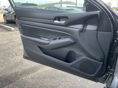 Used 2025 Nissan Altima 2.5 SV image 18