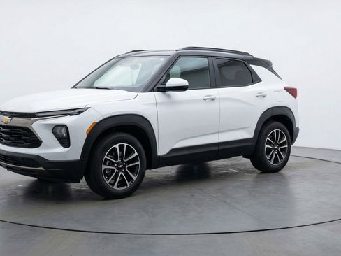 Used 2025 Chevrolet TrailBlazer LT w/ Driver Confidence Package image 3