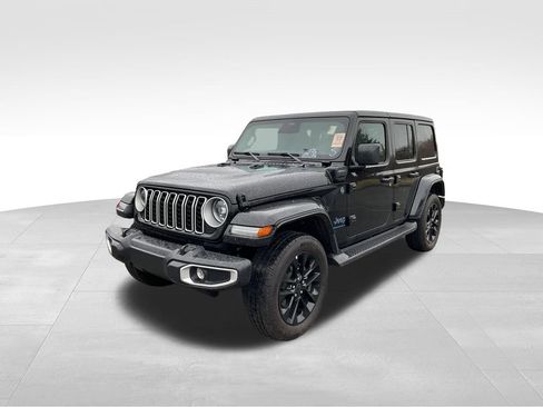 Used 2025 Jeep Wrangler Sahara image 4