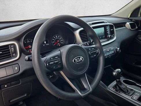 Used 2018 Kia Sorento FWD image 10