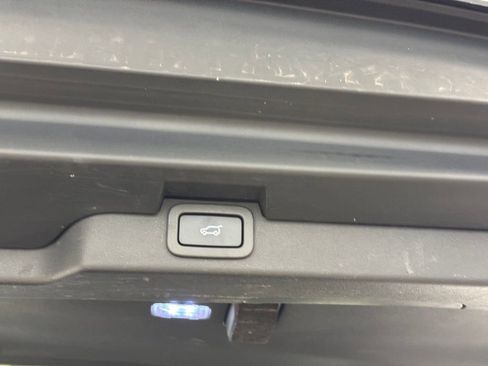 Used 2018 Land Rover Discovery SE image 26