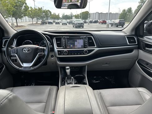 Used 2018 Toyota Highlander Limited FWD image 30