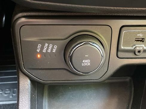 Used 2023 Jeep Renegade Latitude AWD/4WD image 27