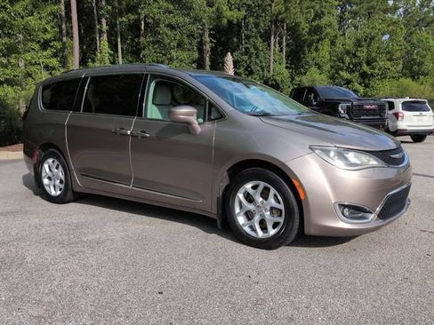 Used 2017 Chrysler Pacifica Touring-L Plus w/ Tire & Wheel Group FWD image 2