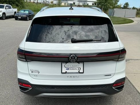 Used 2025 Volkswagen Taos SE AWD/4WD image 4