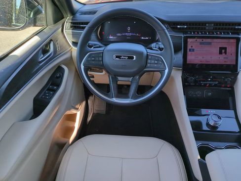 Used 2025 Jeep Grand Cherokee Limited RWD image 17