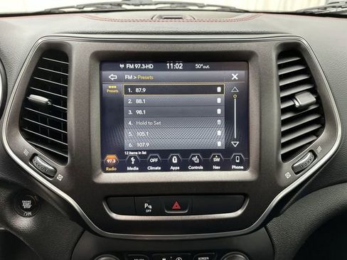 Used 2019 Jeep Cherokee Trailhawk image 18