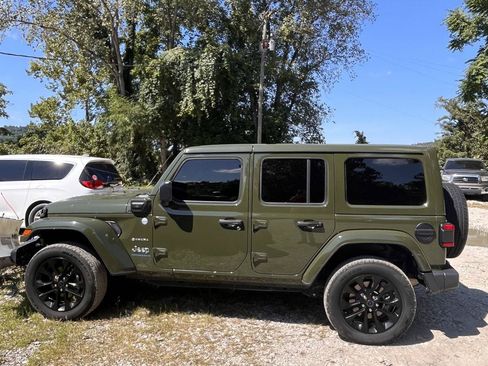 Used 2024 Jeep Wrangler Unlimited Sahara w/ Technology Group AWD/4WD image 9