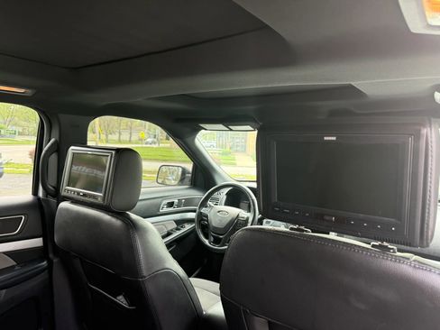 Used 2017 Ford Explorer XLT w/ XLT Technology Feature Bundle AWD/4WD image 16