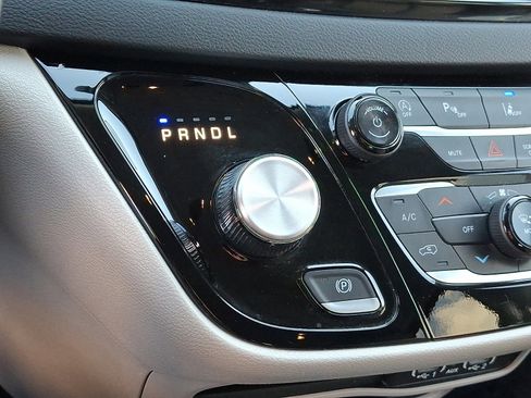 Used 2024 Chrysler Pacifica Touring-L image 15