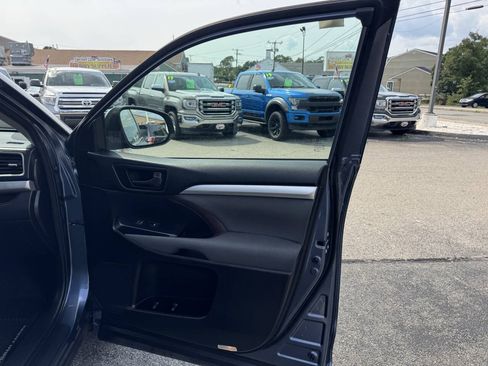 Used 2018 Toyota Highlander LE AWD/4WD image 36