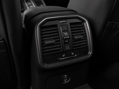 Certified 2025 Porsche Macan image 38