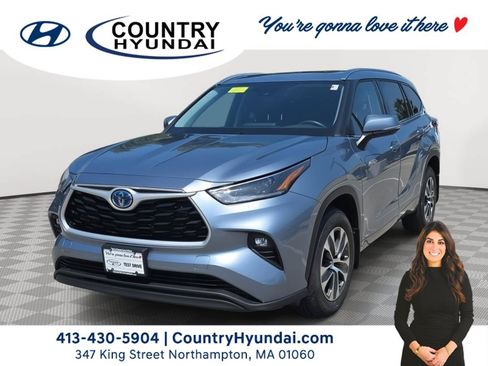 Used 2021 Toyota Highlander XLE AWD/4WD image 1