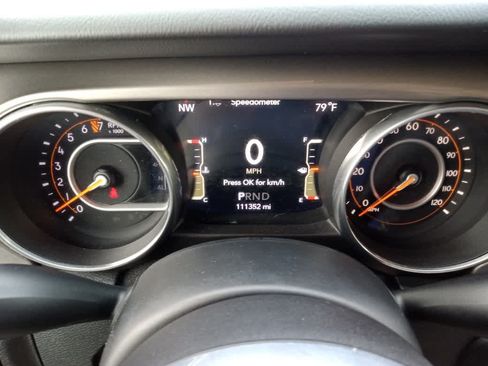 Used 2018 Jeep Wrangler Unlimited Sahara AWD/4WD image 13