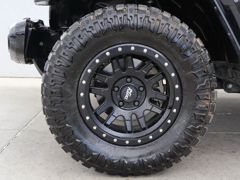 Used 2021 Jeep Gladiator Overland AWD/4WD image 6