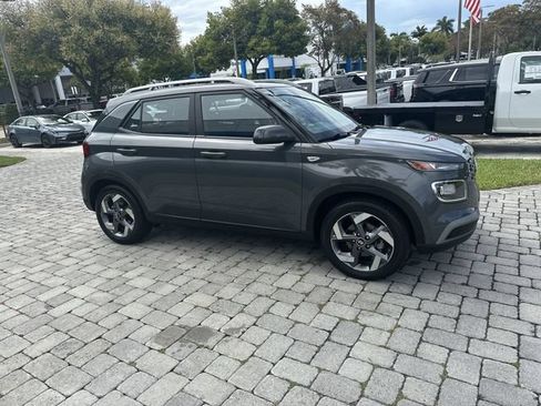 Used 2025 Hyundai Venue SEL FWD image 15