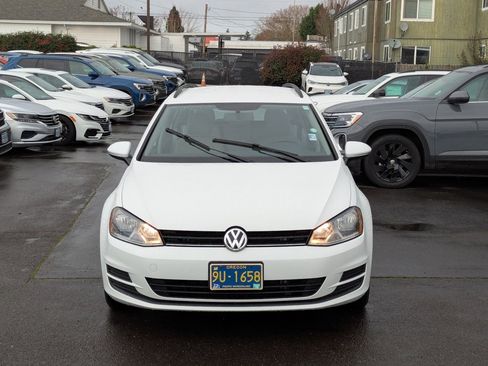 Used 2017 Volkswagen Golf S image 8