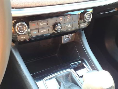 Used 2023 Jeep Compass Latitude image 8