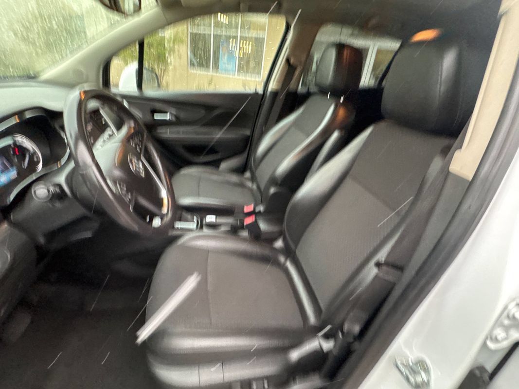 Used 2021 Buick Encore Preferred AWD/4WD image 23