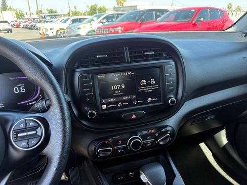 Used 2025 Kia Soul LX w/ LX Technology Package FWD image 17